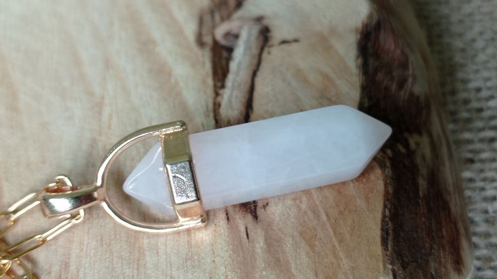 Przecena, Naszyjnik z kwarcu różowego w złotym, metalowym okuciu