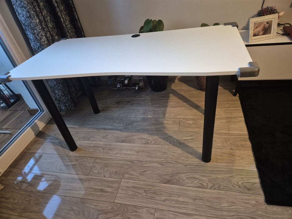 Biurko białe 137x67