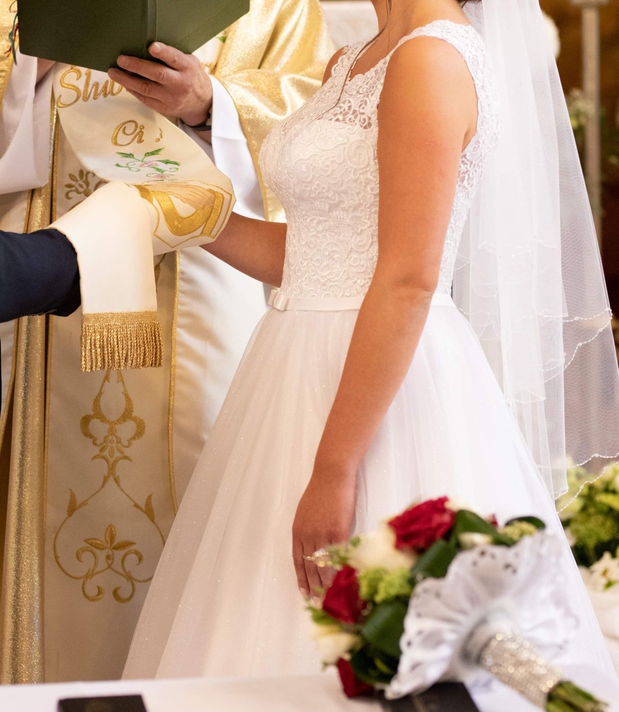 Biała suknia ślubna mieniąca się brokatem S/M