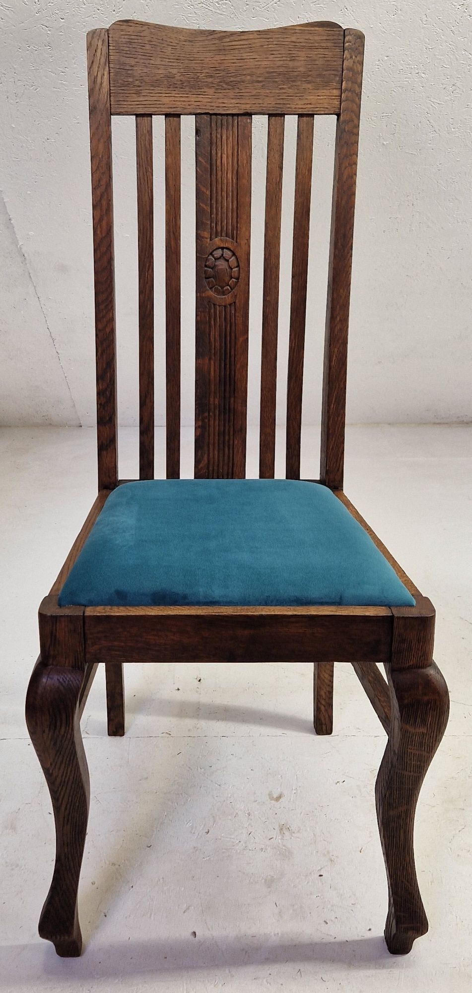 Stylowe krzesło dębowe welur