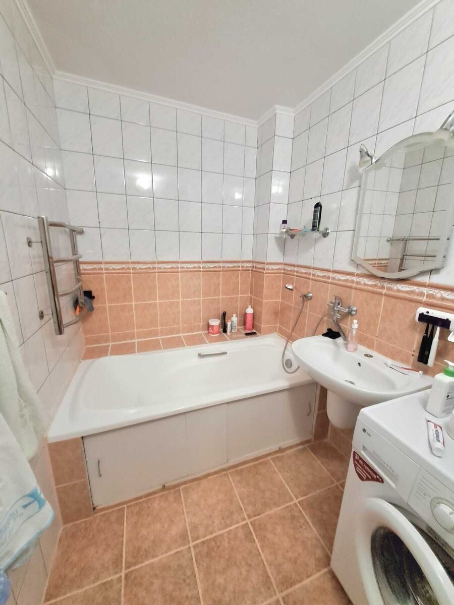 Продам 3-и к/к 76 м2 в елітному будинку з закритим двором в центрі..
