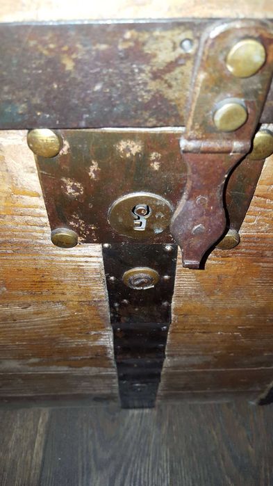 Kufer z półokrągłym wiekiem i okuciami