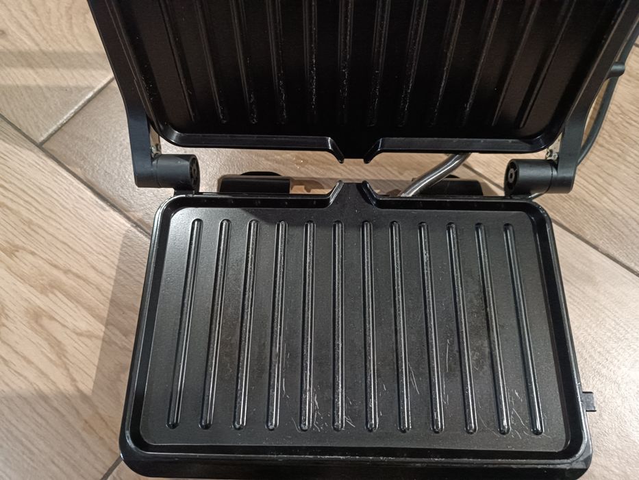 Mały funkcjonalny grill opiekacz