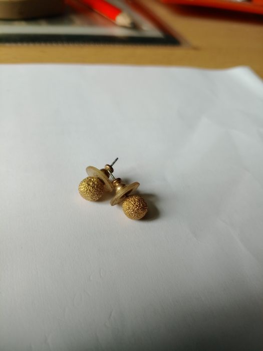 Par de brincos dourados