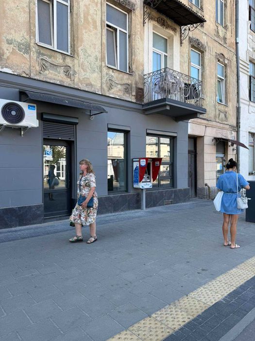 Оренда приміщення біля зупинки гром. транспорту вул. Б. Хмельницького