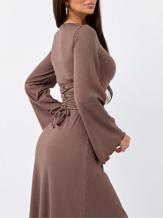 Силуетна сукня максі в рубчик з утяжками на спині