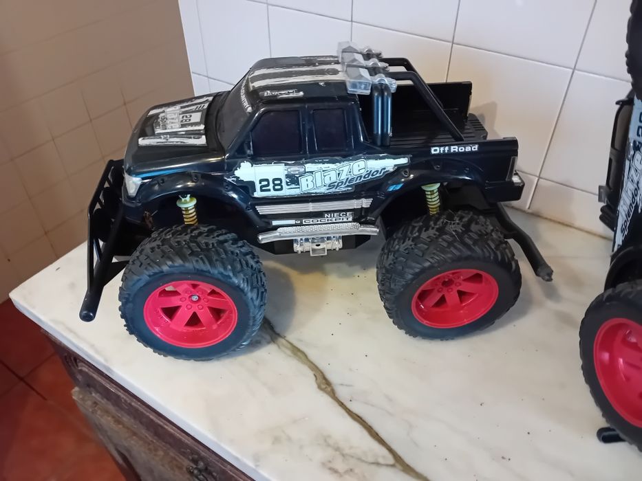 Conjunto de 2 Monster Trucks sem Comandos