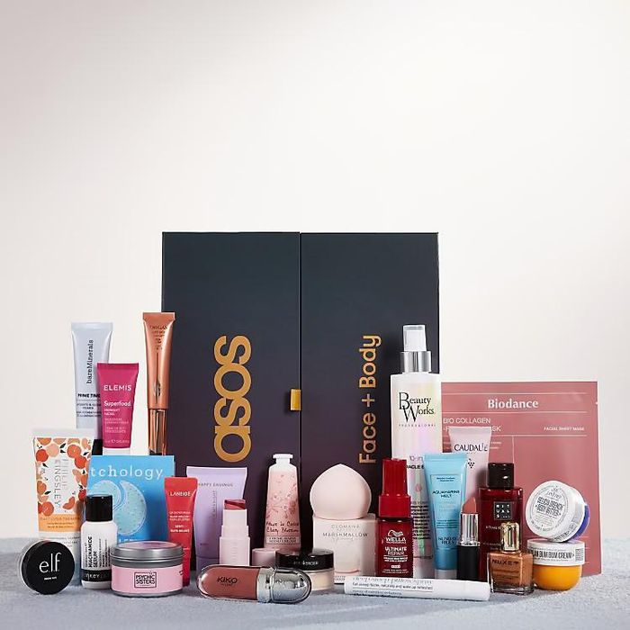 В наявності ASOS advert calendar Charlotte Tilbury