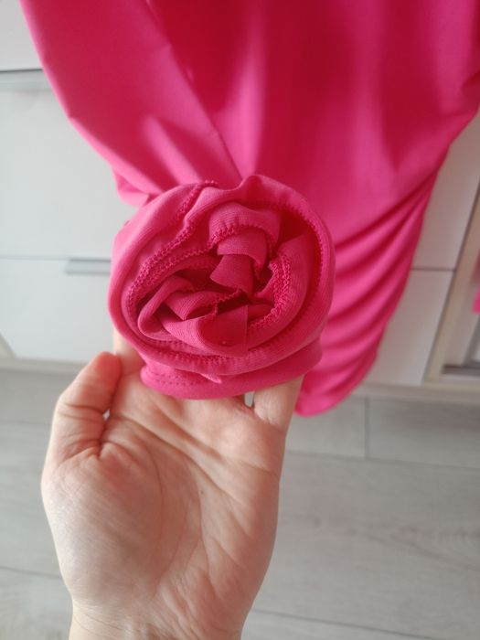 Sukienka z różą .