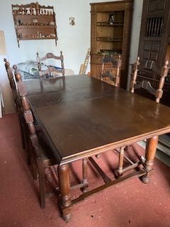 Mesa de jantar extensível e 8 cadeiras, estilo Sec.XVII, madeira maciç