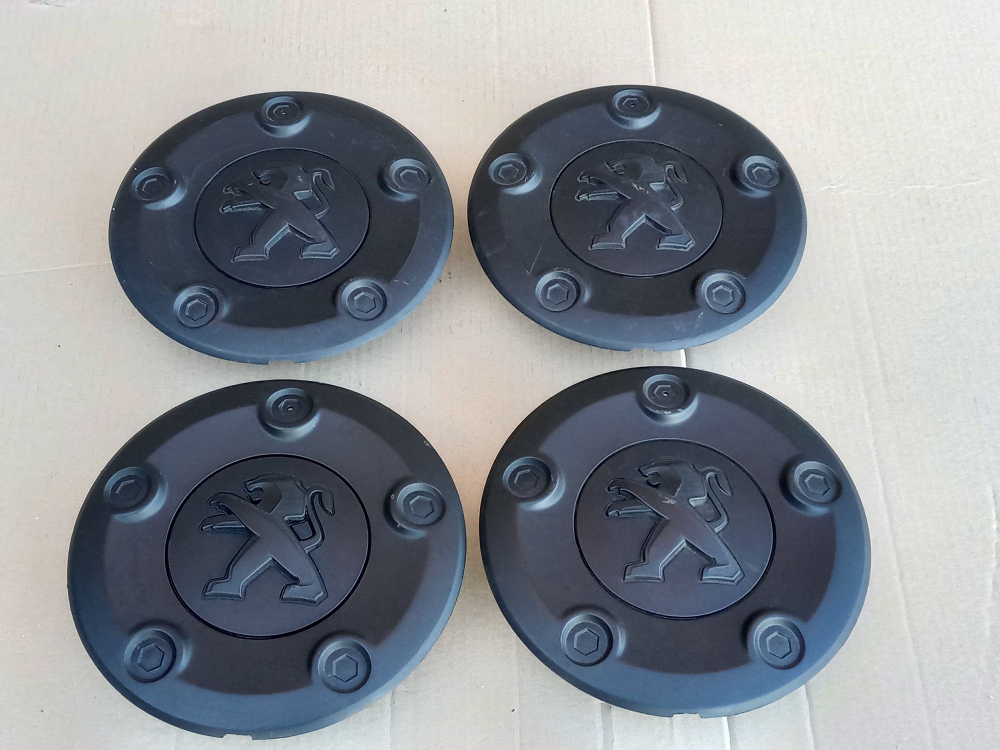 Ковпаки оригінальні чорні на металеві диски R16 Пежо Ріфтер