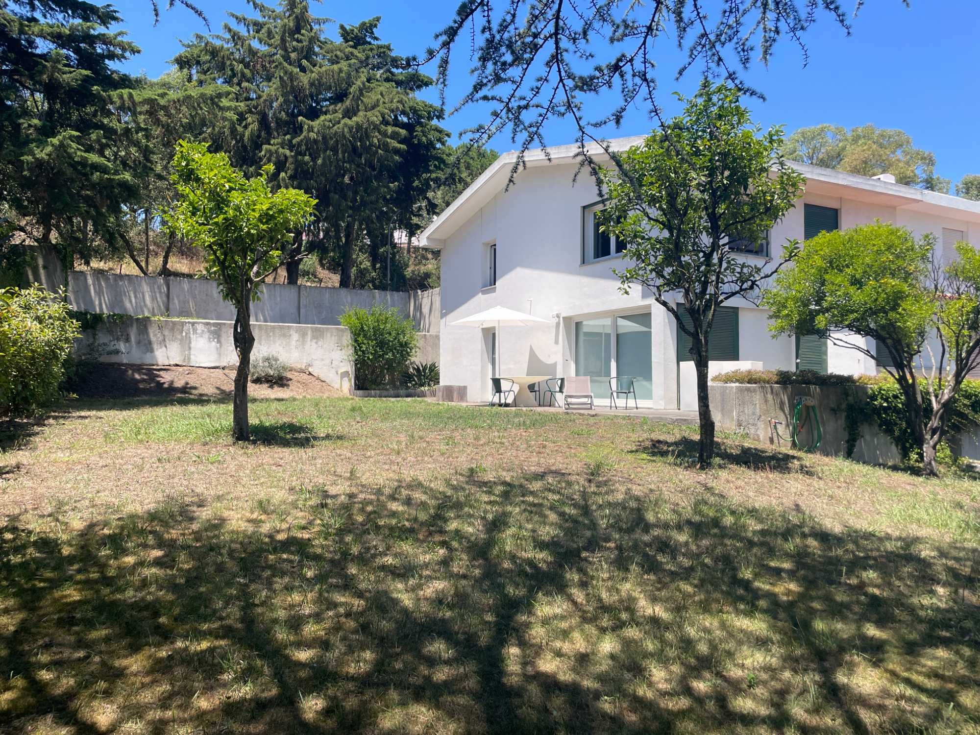 Alfragide | T4 | Moradia, com jardim, garagem e arrecadação.