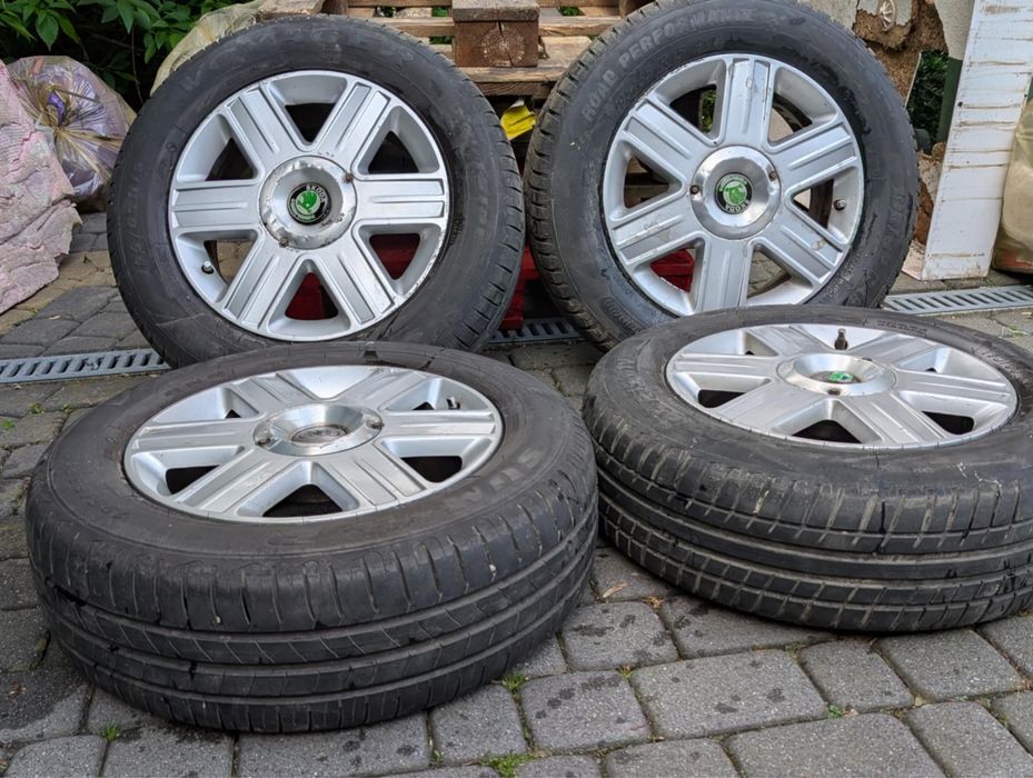 **Opony zimowe 195/65 R15 91V z aluminiowymi felgami**