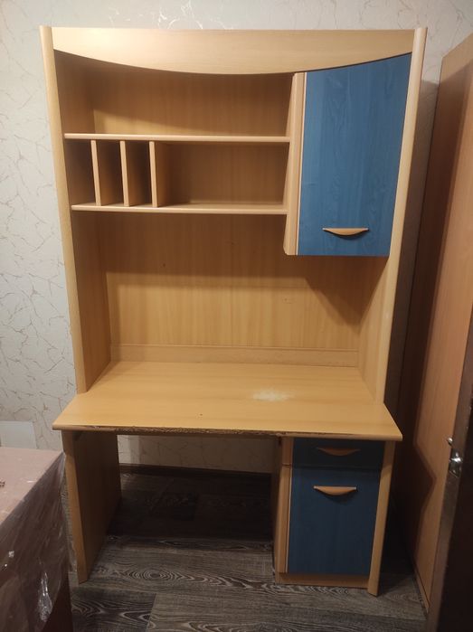 Письменный стол с полками