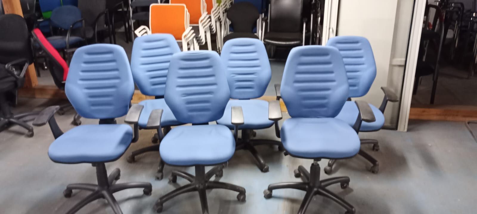 Krzesła obrotowe z regulowaną wysokością w kolorze niebieskim