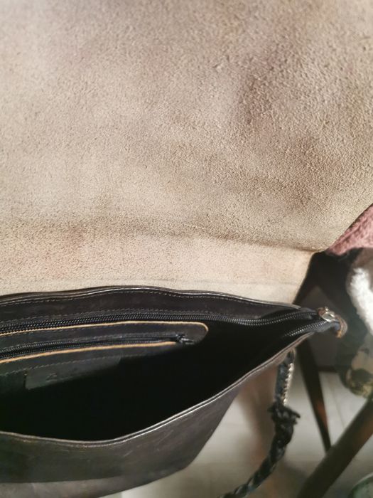 Mala em pele castanho