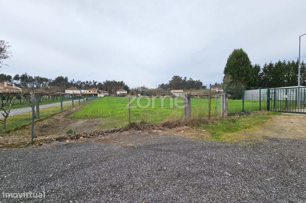 Moradia T3 p/ Reabilitar em Freixo, c/ Terreno e 2 Frentes – P. Lima