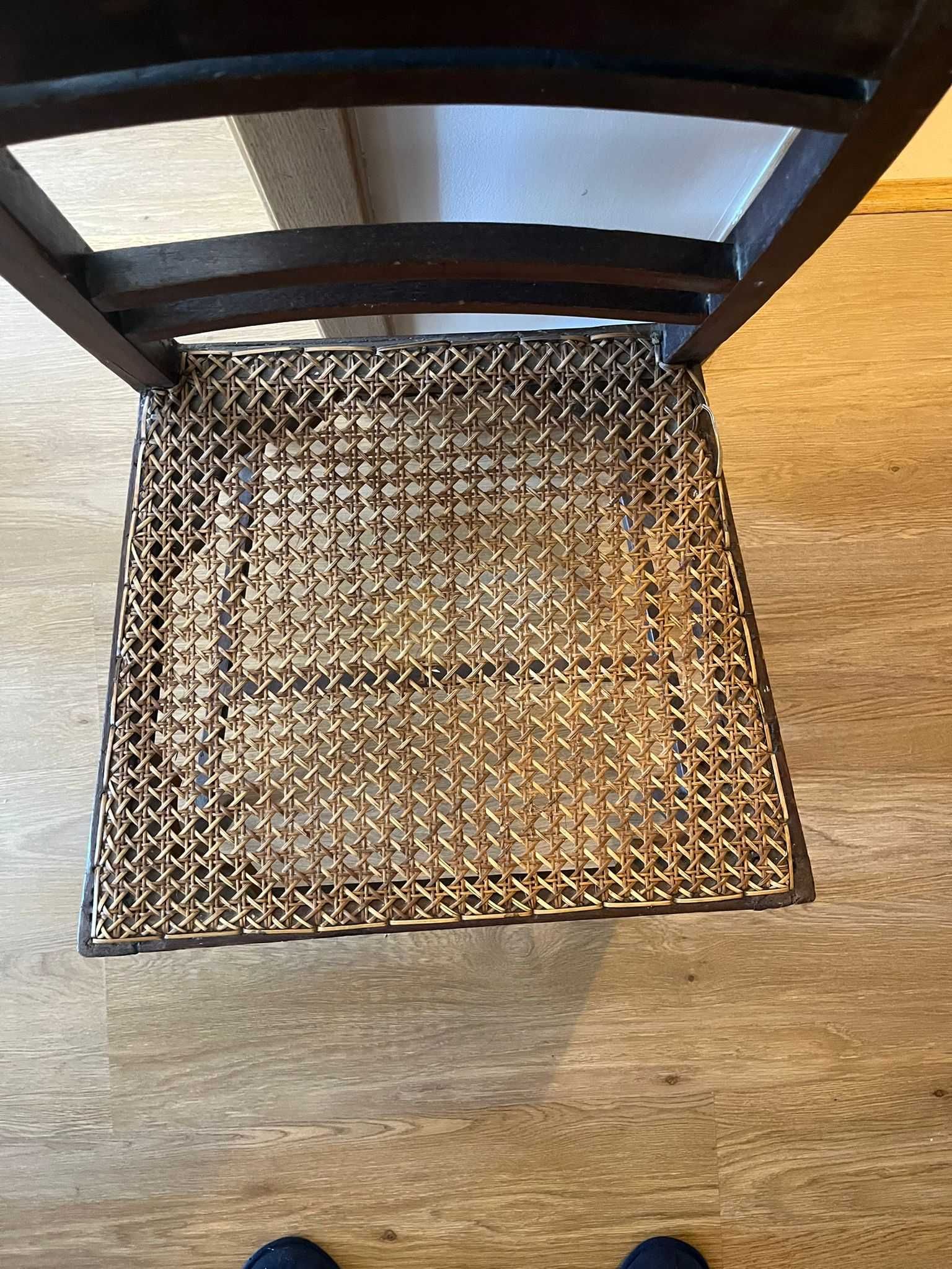 Conjunto de 4 cadeiras muito antigas com assento em palhinha.