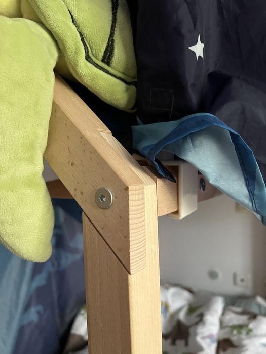 Cama tipo Montessori em madeira natural