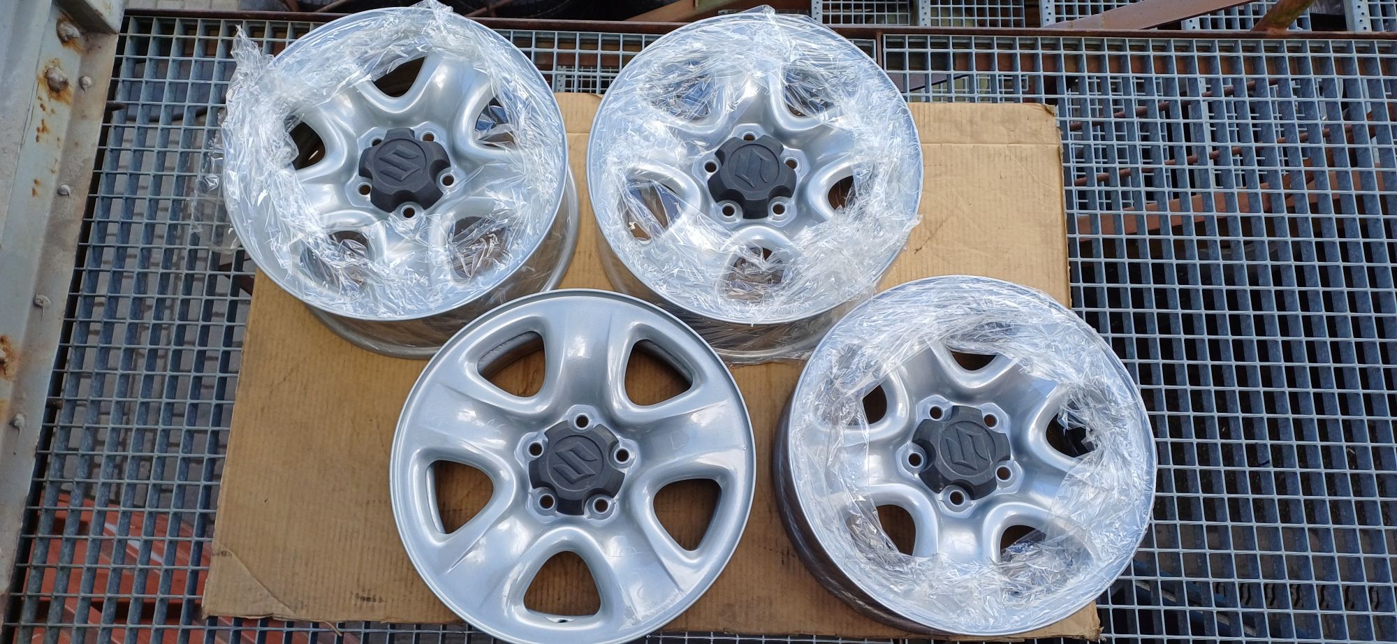 Felgi stalowe SUZUKI 6,5x16 cali , 5x114,3 , ET45 .