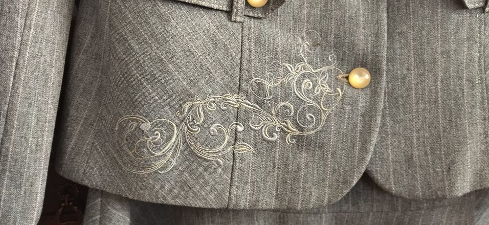 Елегантний жіночий костюм 50 розміру