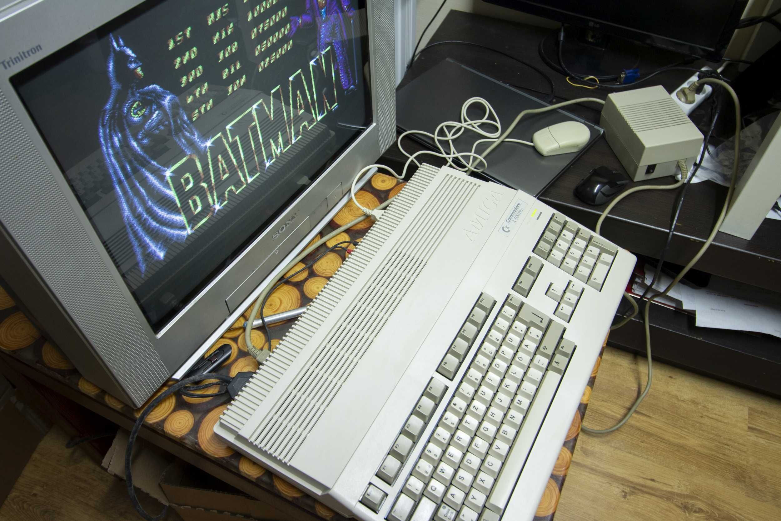 Amiga 500 + zasilacz + mysz + 2 x joystick + dyskietki