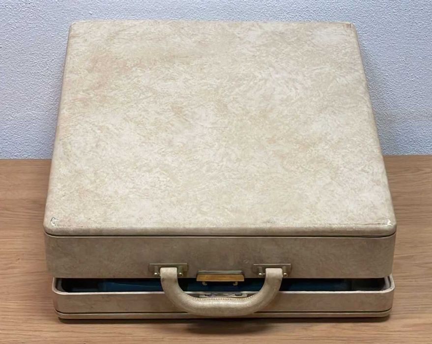 Máquina de escrever Olivetti,  com mala de mão