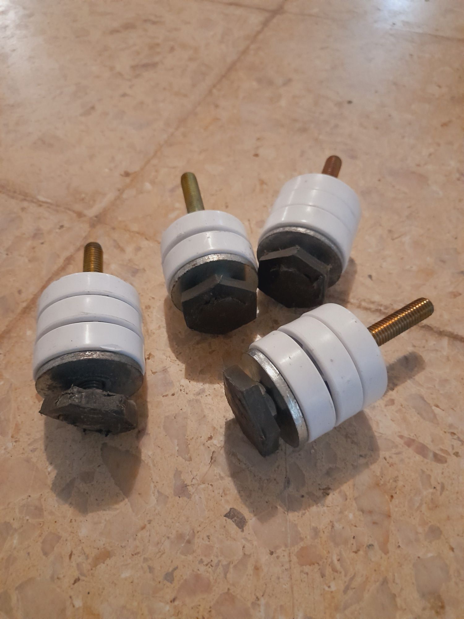 Pés de apoio para máquina de lavar