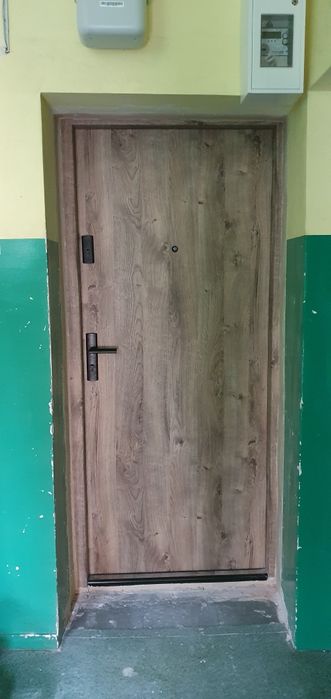 Montaz drzwi wewnętrznych i zewnętrznych. Panele laminowane
