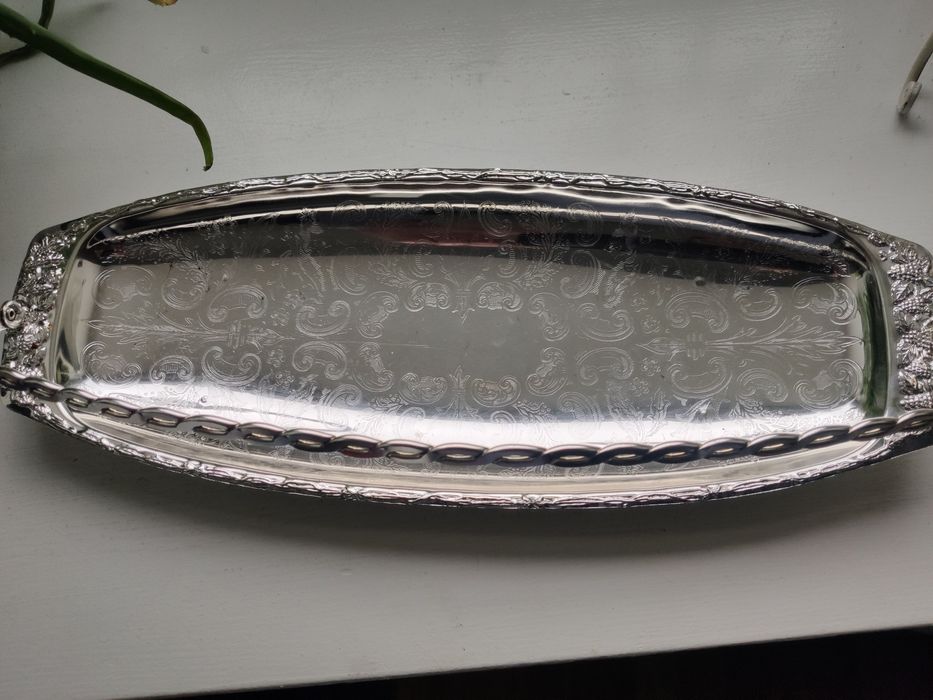 Metalowa chromowana taca.