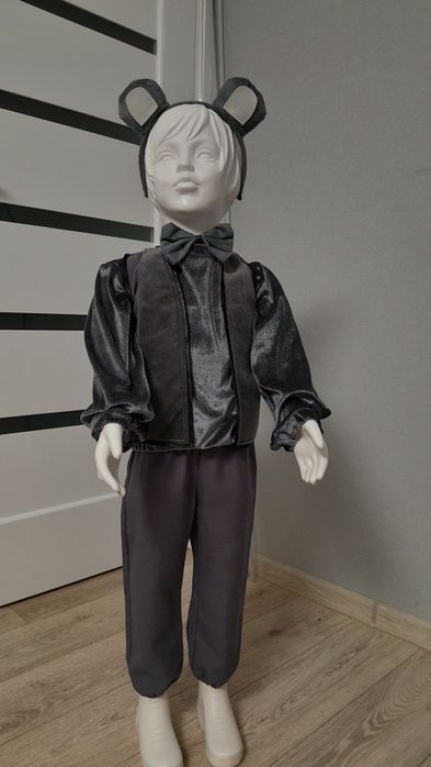 Костюми зайчика,пінгвіна,білого ведмедя, ведмедика,вовка, мишки