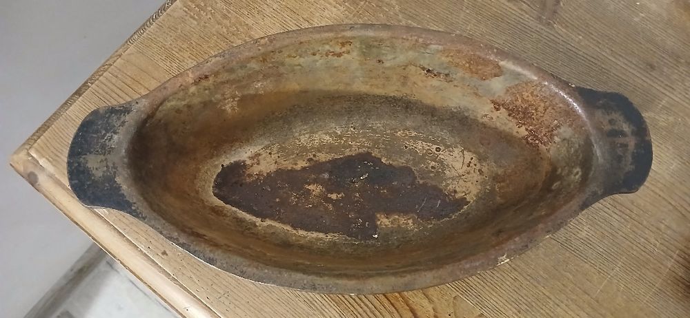 Stara nie gesiarka nie emaliowana, naczynie, garnek