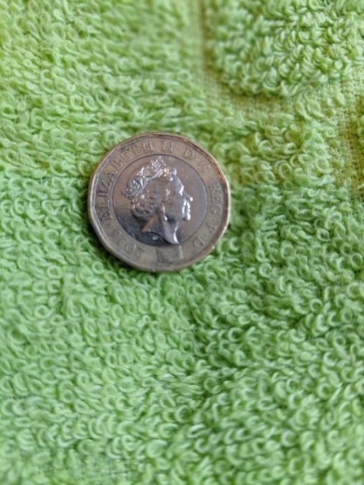 Продам монеты английский фунт.