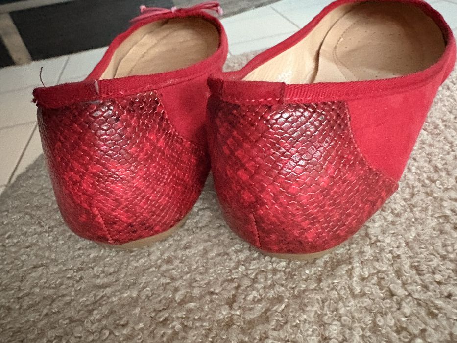 Balerinki z miękką wyściółką wewnątrz.