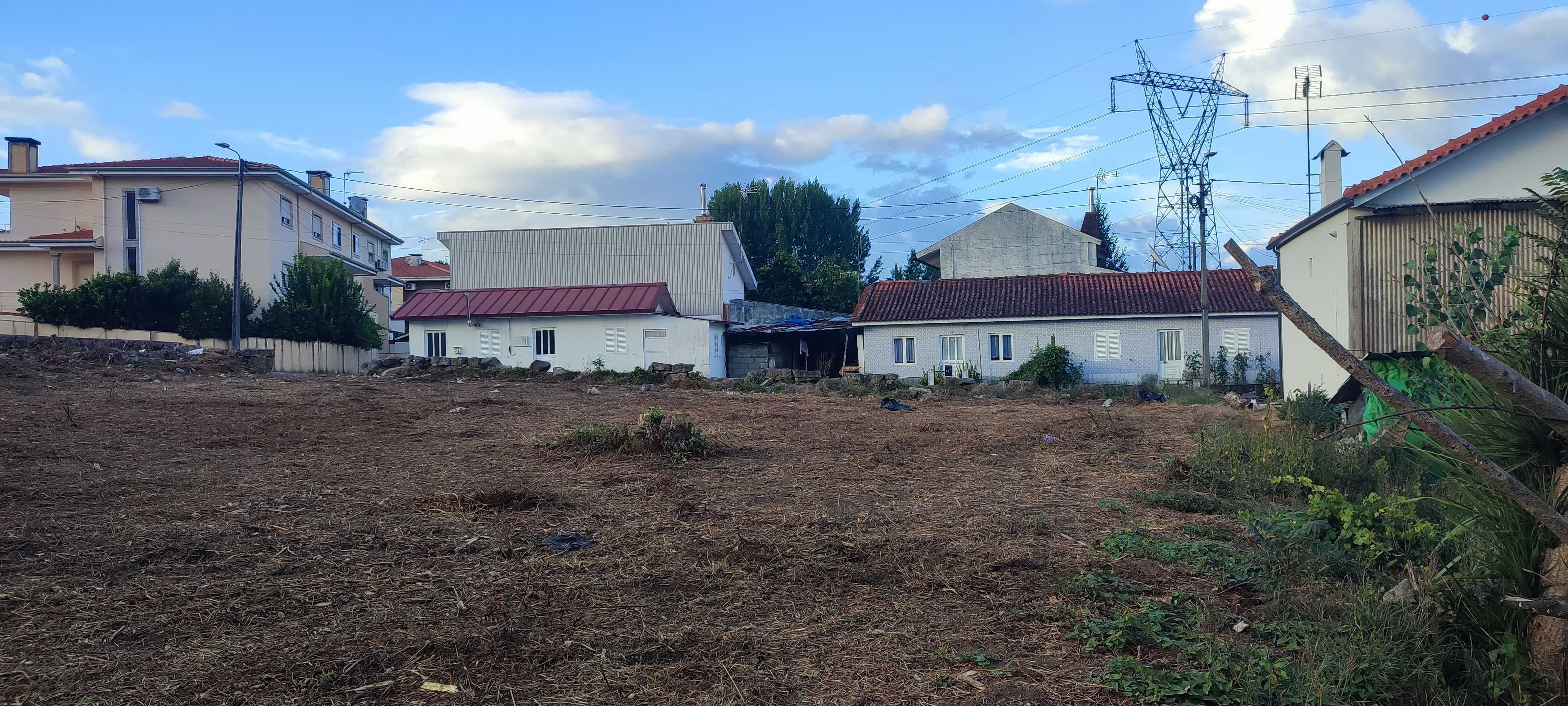 Vende-se Terreno Urbano 1711 m2 p/ construção de até 3 vivendas T3.