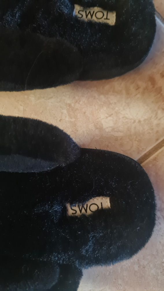 Kapcie damskie TOMS R38 kryte z futerkiem naturalnym