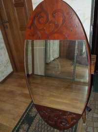 Вишукане   дзеркало у оздобленій деревяній рамі  з імпортного набору .