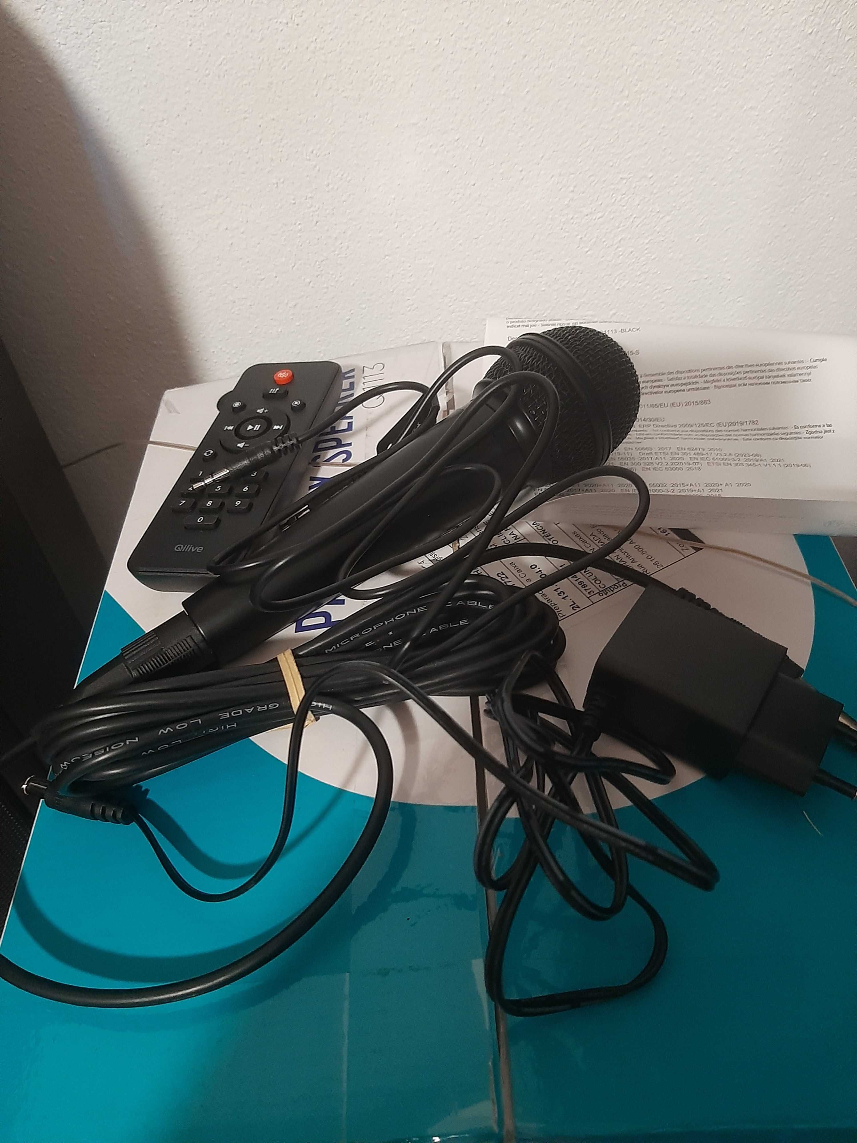 Coluna de karaoke com microfone