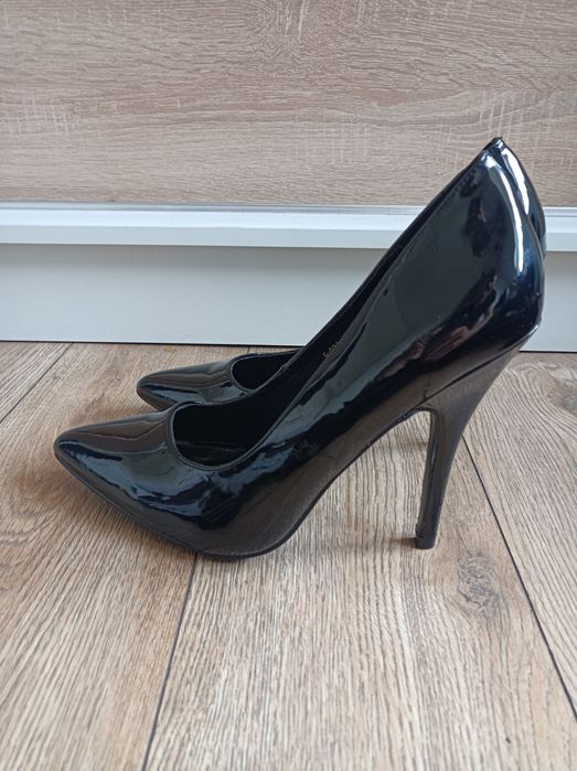 Czarne lakierowane szpilki rozmiar 45