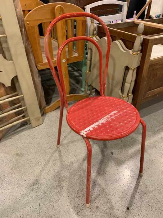 Cadeira de plástico vermelha antiga vintage