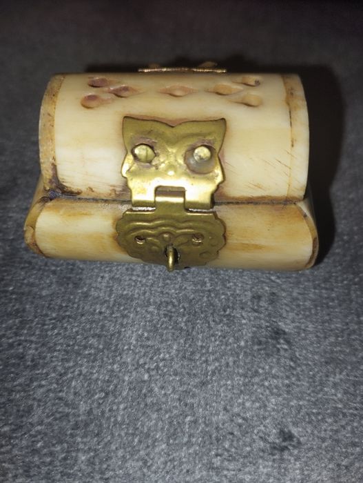 Mała stara szkatułka na biżuterię