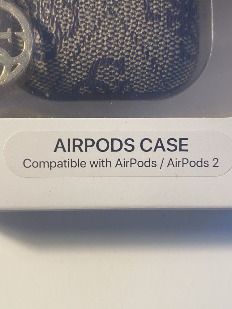 Etui Guess airpods 1/2