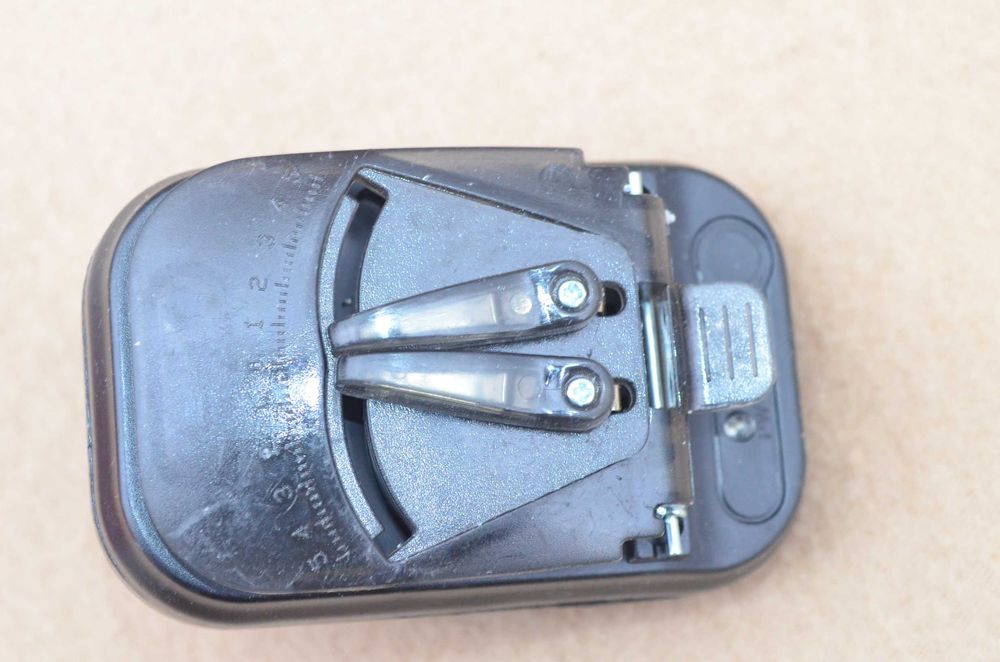 Универсальное зарядное устройство жабка крабик для аккумуляторов 3,7 в