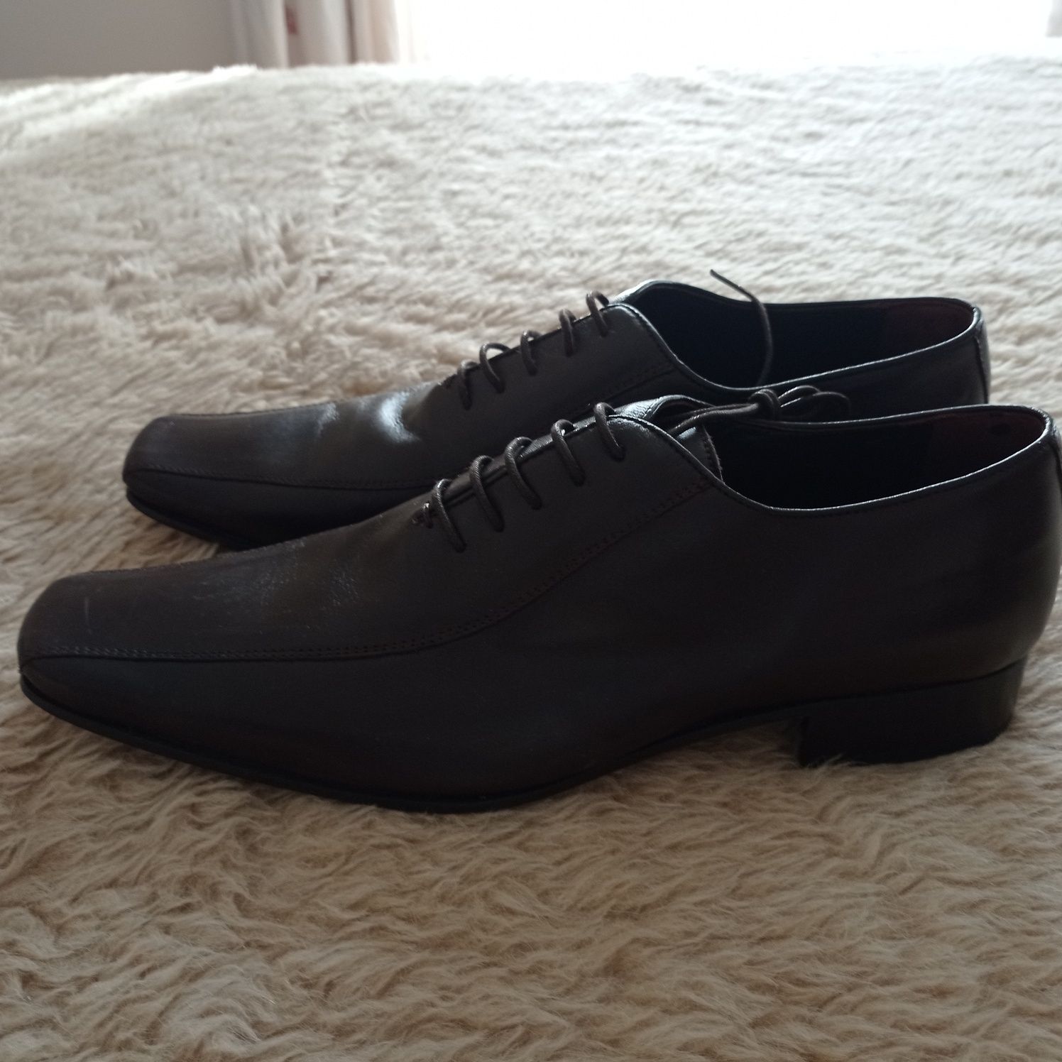 Sapatos em pele genuína