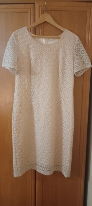 Beżowa sukienka koronkowa