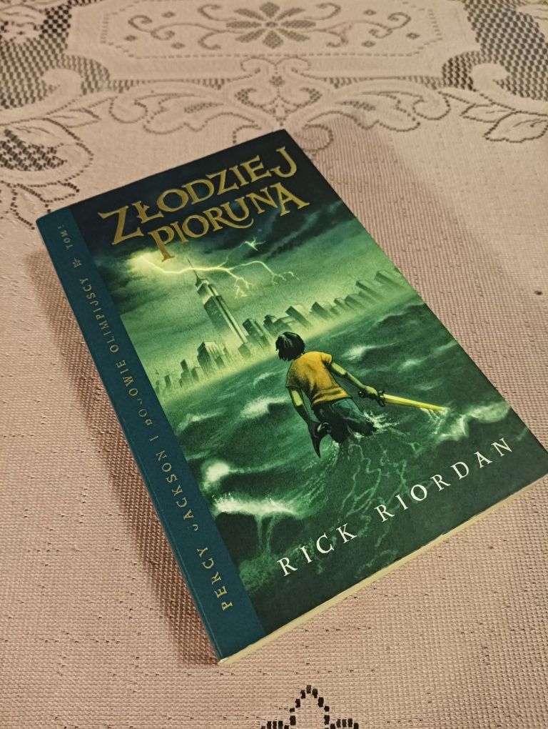 Rick Riordan "Percy Jackson i Bogowie Olimpijscy. Złodziej pioruna"