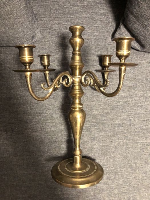 Dwa pięcioramienne mosiężne świeczniki