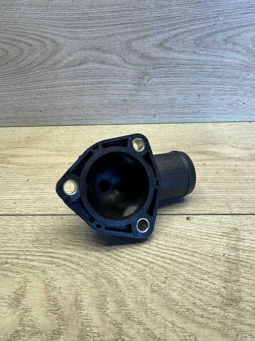 Корпус термостату Nissan Bluebird Vanette Ниссан Ніссан Нісан