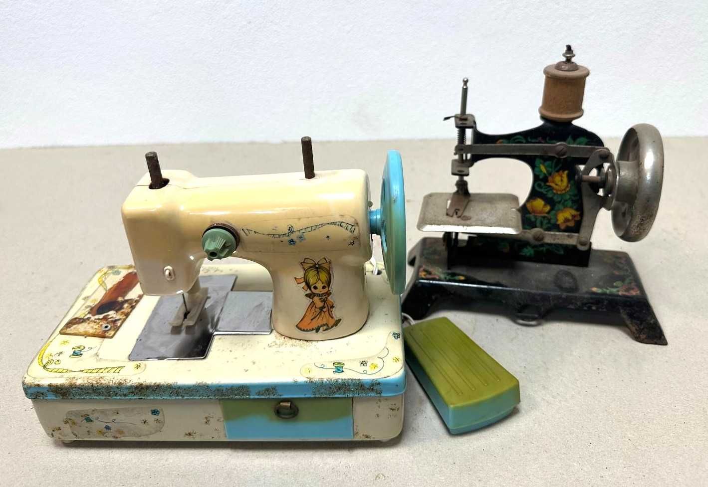 Duas maquinas de costura antigas, brinquedos