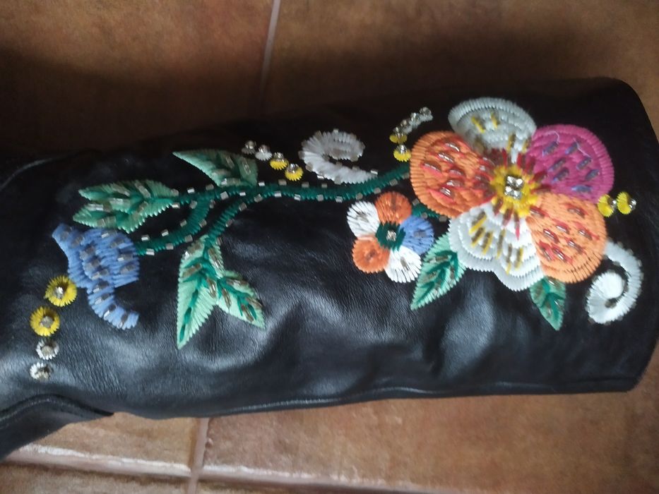 Skórzane kozaki z haftem.